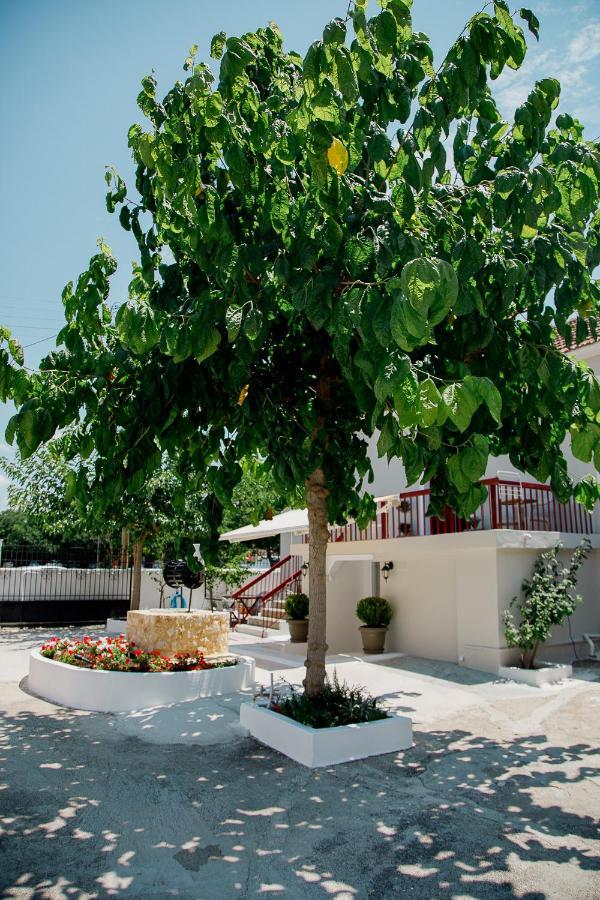 Rooms In Yard Corinth 外观 照片